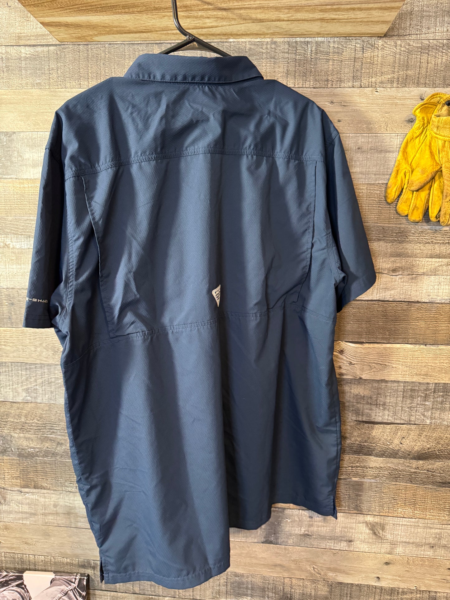 Columbia PFG shirt X-LARGE